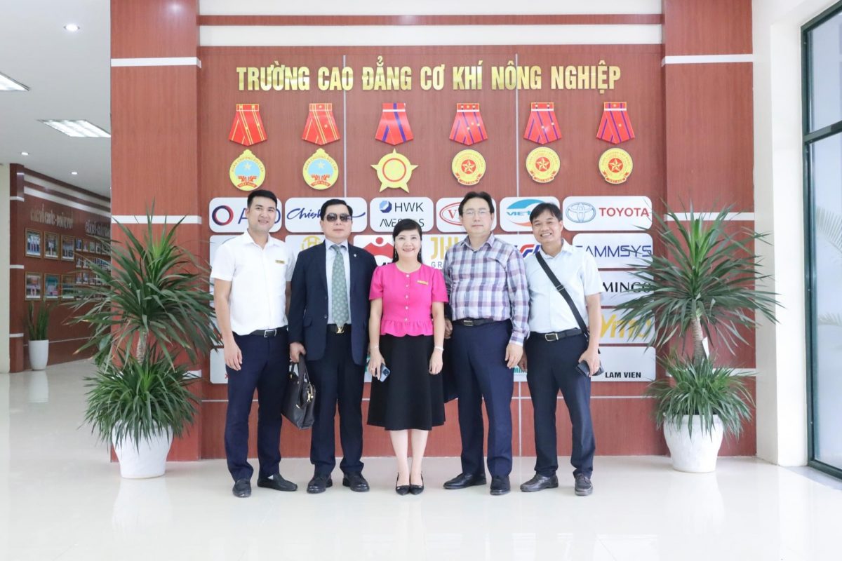 Lãnh đạo nhà trường chụp ảnh cùng đoàn công tác trường Cao đẳng nghề Công nghiệp Hyundai (Hàn Quốc)